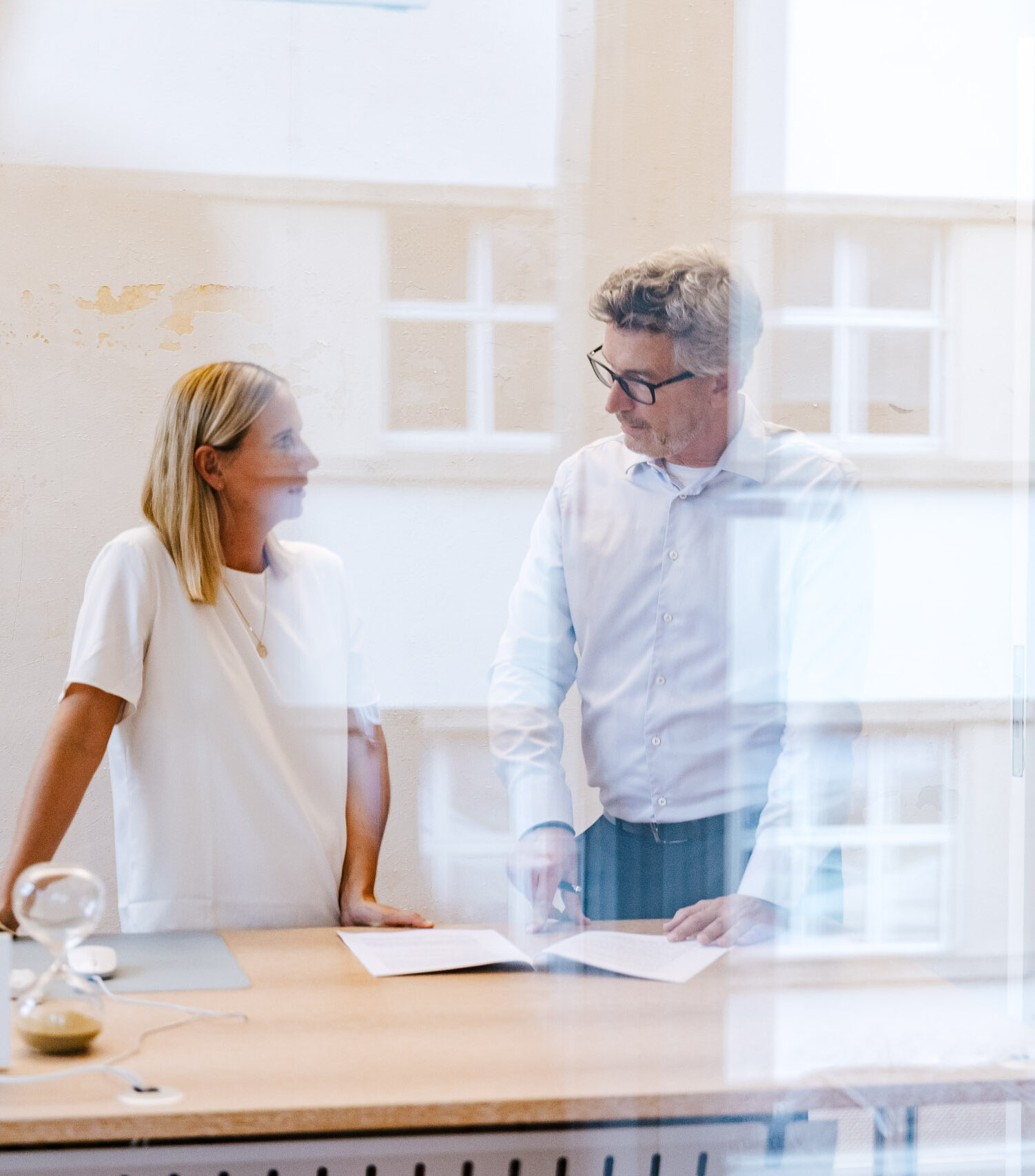 Notar Gutsche im Gespräch mit Kollegin