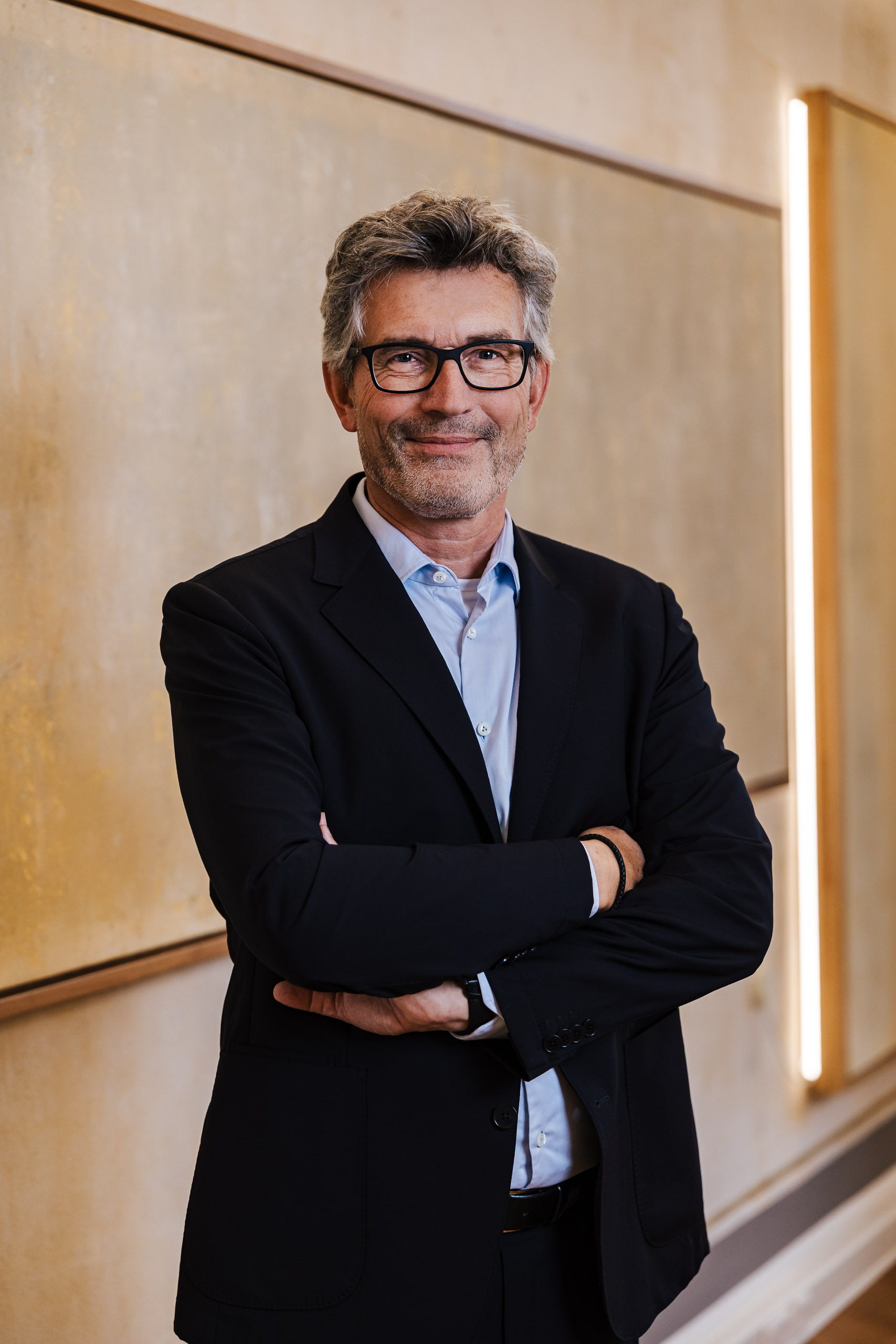 Porträtfoto von Notar Gutsche in Anzug