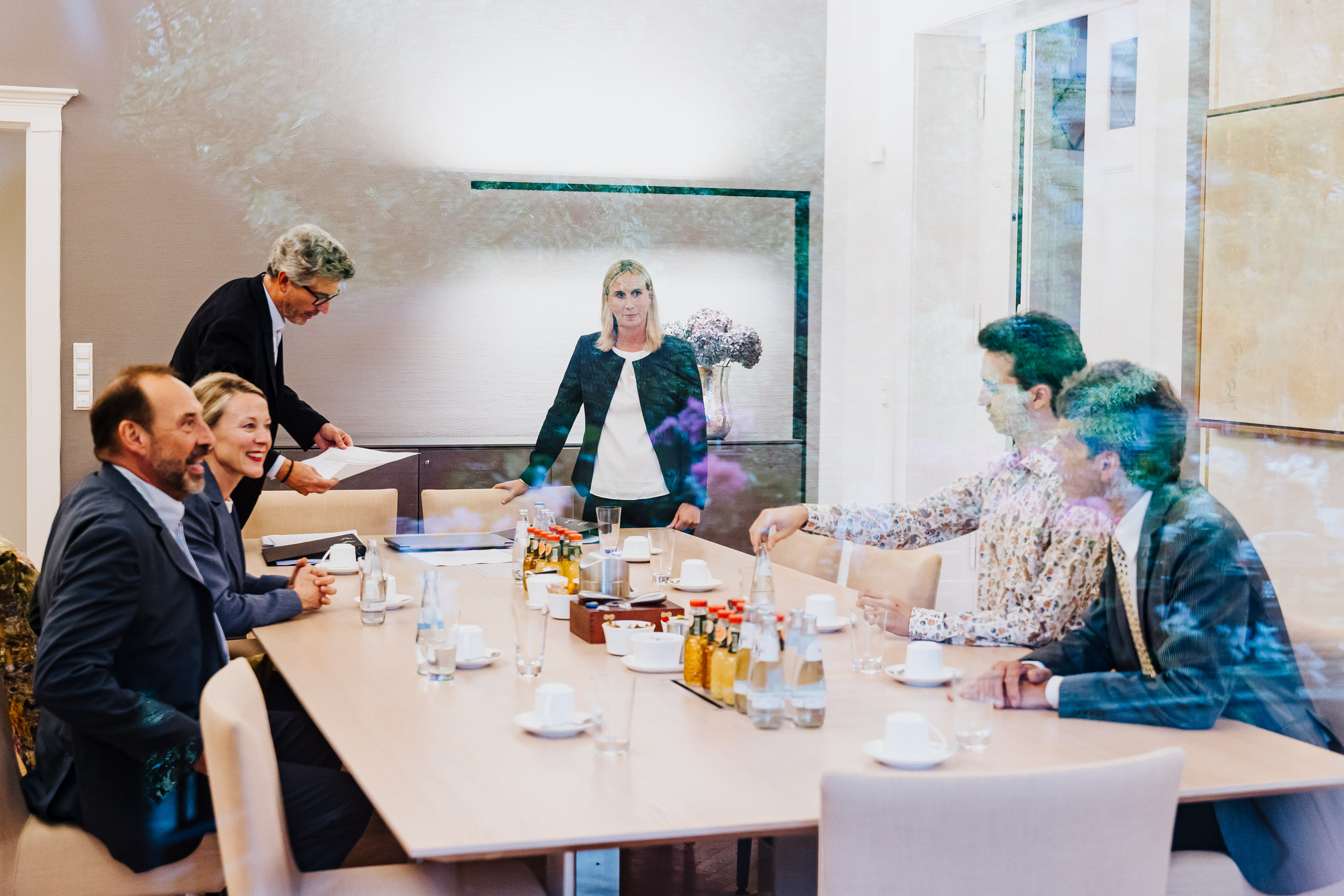 Große Besprechungsrunde, es herrscht eine gute Stimmung zwischen den Teilnehmern.