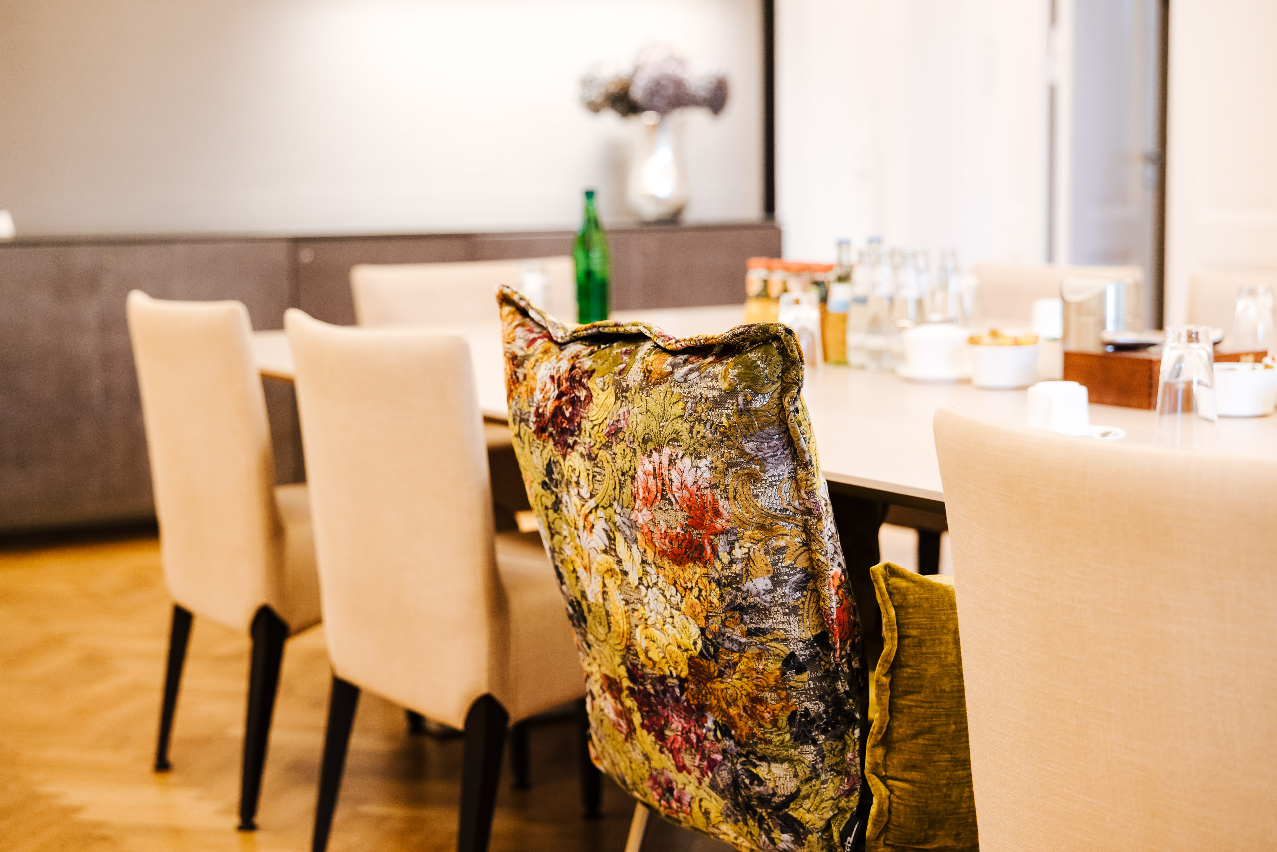 Besprechungszimmer mit großer Tafelrunde